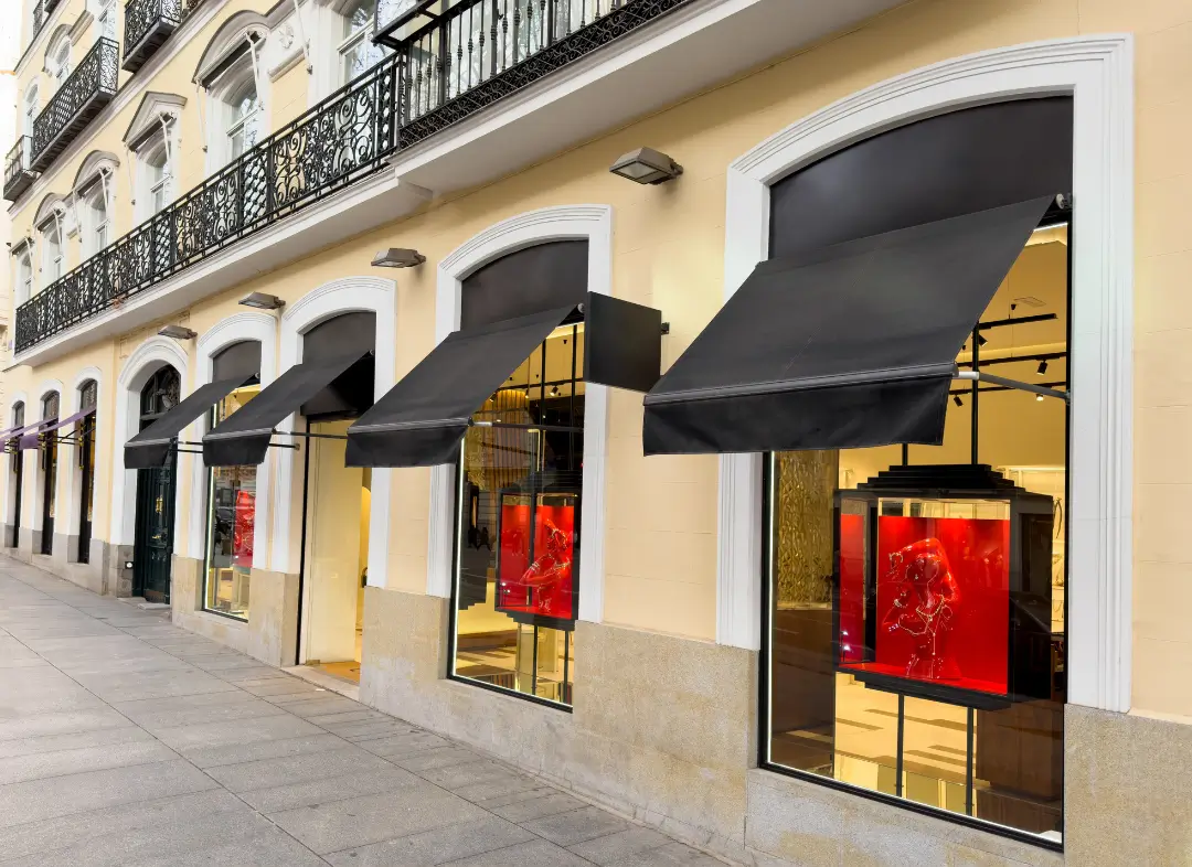 Façade vitrine de magasin en aluminium sur mesure à Saint-Privat-des-Vieux